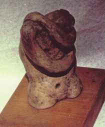 Soledad 1 - 1977-  terracota y �xido de cobre,  15x10x7 cm.
